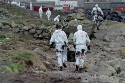 Arquivo - MUXÍA, GALICIA, ESPAÑA - 16 DE NOVEMBRO DE 2002: Grupos de voluntarios limpan a costa da localidade galega de Muxía. Álvaro Ballesteros - Arquivo / Europa Press