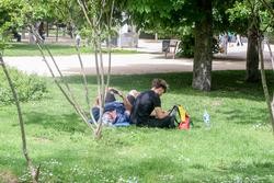 Varias persoas descansan nun parque nun día de sol, calor e altas temperaturas / Europa Press - Arquivo
