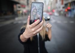 A moza Rosa, coñecida como Ghoulbabyghoul na app Tik Tok, grávase co seu teléfono móbil na gran vía madrileña /Eduardo Parra 