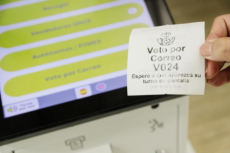 Arquivo - Un ticket de quenda de voto por correo nunha oficina de Correos.. Carlos Luján - Europa Press - Arquivo / Europa Press