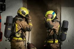 Dous bombeiros afrontan un lume / César Argina - Arquivo