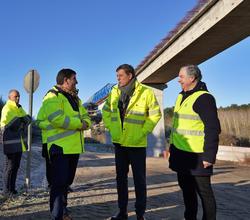  José Ramón Gómez Besteiro, xunto a Pedro Blanco, visita as obras dun viaduto en Palas de Rei. PSDEG / Europa Press