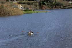 Un batuxo, embarcación tradicional do río Miño, asuca as augas do río Miño tras a crecida, a 2 de xaneiro de 2023, en Portomarín, Lugo / Carlos Castro - Arquivo