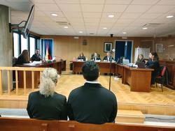 Os dous acusados de tratar de prexudicar a un opositor a bombeiro en Vigo afirman actuar "en favor da Xustiza" / RODRIGO PAZ