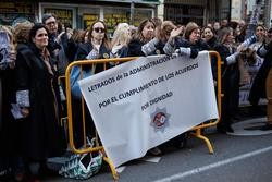 Os Letrados da Administración de Xustiza maniféstanse durante a reunión co Ministerio de Xustiza / Europa Press
