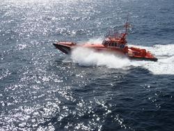 Embarcación de Salvamento Marítima nun rescate no mar / Salvamento Marítimo
