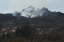 Vista dun incendio forestal nos picos de Fontefría en Muíños, Ourense / Europa Press