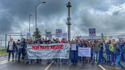 Traballadores e traballadoras da CRTVG nunha protesta durante a folga / Defende a Galega