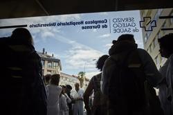 Unha señora espera en cadeira de rodas no Complexo Hospitalario Universitario durante a terceira xornada da folga de médicos galegos, a 13 de abril de 2023, en Ourense, Galicia (España). Agostime / Europa Press