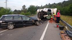 Morren dous condutores nunha saída de vía dun camión que esmagou un turismo en Vilamartín de Valdeorras. GARDA CIVIL / Europa Press