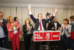 O alcalde de Vigo e candidato á reelección polo PSOE, Abel Caballero, celebra a vitoria / Javier Vázquez - Europa Press