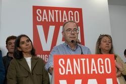 O ex alcalde de Santiago e candidato socialista á reelección no seu momento, Xosé Sánchez Bugallo, intervindo durante o seguimento da xornada electoral na sede do PSdG de Santiago de Compostela, a 28 de maio de 2023 / César Arxina - Arquivo / Europa Press