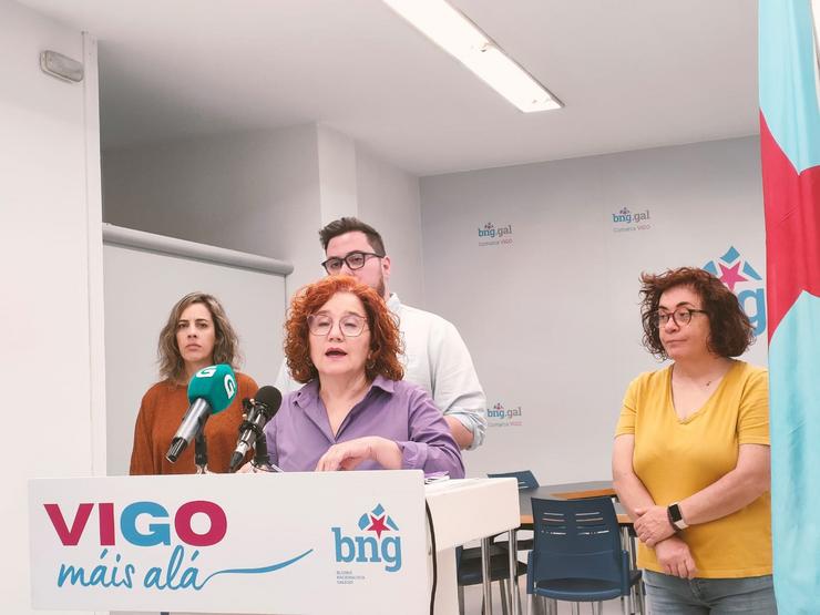 A deputada autonómica do BNG Montse Prado, xunto coas tamén deputadas Alexandra Fernández e María do Carme González, e o candidato á Alcaldía de Vigo, Xabier P. Igrexas.