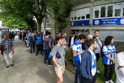 Afeccionados do Deportivo da Coruña no exterior de Riazor onde se instalará a capela ardente de Arsenio Igrexas. M. Dylan - Europa Press / Europa Press