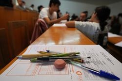 Bolígrafos e lapis o día que comezan as probas de acceso á universidade 2023, na facultade de Ciencias da Comunicación da Universidade de Santiago de Compostela/ Europa Press - Arquivo