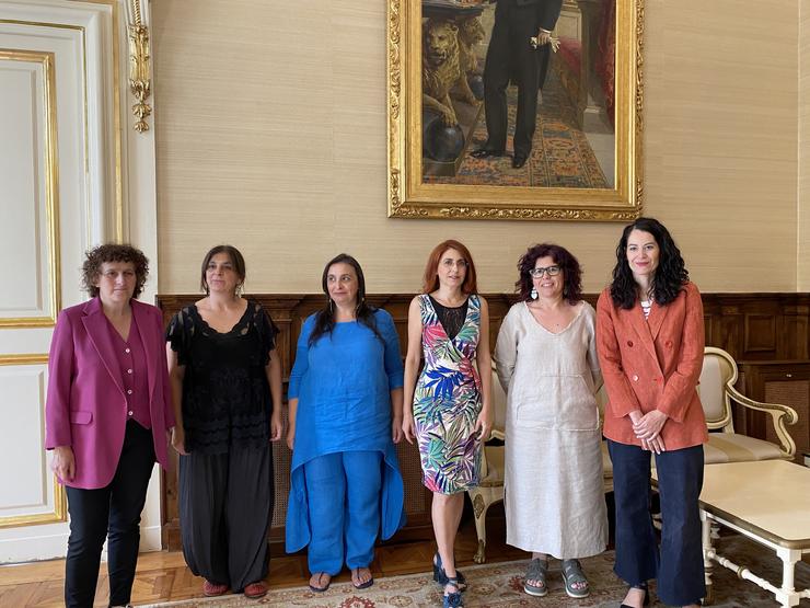 A alcaldesa de Santiago, Goretti Sanmartín, recibe ao grupo Leilía / Europa Press