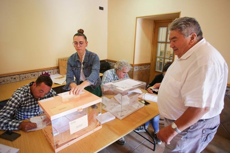 Unha persoa exerce o seu dereito a voto durante as eleccións xerais / Carlos Castro