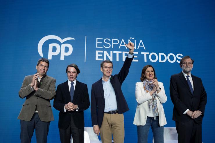 O presidente do PPCV, Carlos Mazón, o expresidente do Goberno, José María Aznar, o presidente do Partido Popular, Alberto Núñez Feijóo, a secretaria xeral do PPCV e candidata á Alcaldía de Valencia, María José Catalá e o expreside. Jorge Gil  / Europa Press - Arquivo