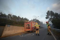 Bombeiros traballan para extinguir o lume nun incendio forestal .. Gustavo da Paz - Europa Press