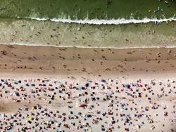 A Praia de Panxón chea de persoas durante a onda de calor / AGOSTIME - Arquivo