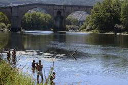 Xente bañándose pola onda de calor en Ourense / ROSA VEIGA - Arquivo