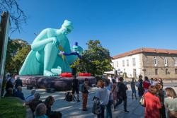 Activistas reclaman cunha estatua xigante en Santiago aos gobernos que esixan ás empresas compromisos "reais" cos dereitos humanos / CÉSAR ARXINA