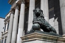 Un dos emblemáticos leóns que se atopan diante da fachada do Congreso dos Deputados na Praza das Cortes de Madrid.. Óscar J.Barroso - Europa Press - Arquivo