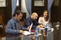 O portavoz do goberno local da Coruña, José Manuel Lage, asina un convenio de colaboración con Hábitat / ANDY PÉREZ - Europa Press