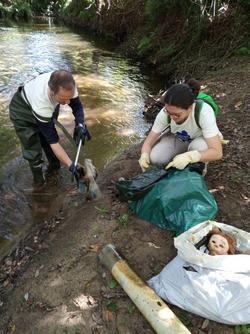 Lixo sacado dos ríos galegos durante a limpeza de diferentes cauces dentro do Proxecto Ríos / ADEGA
