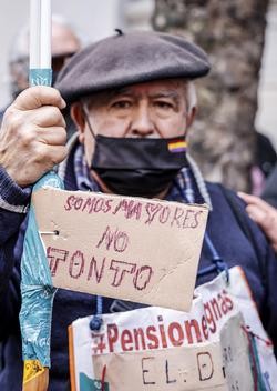 Un home cun cartel onde se pode ler "Somos maiores, non parvos / Rober Solsona - Europa Press