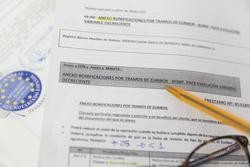 Arquivo - Documentación para a firma dunha hipoteca, a 15 de marzo de 2023, en Madrid (España). O Euribor a 12 meses, o índice ao que están referenciadas a maioría de hipotecas variables en España, caeu onte ao 3,509% na súa taxa diaria, aínda que a ta. Eduardo Parra - Europa Press - Arquivo / Europa Press