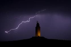 Vista dun raio sobre a Torre de Hércules, a 26 de outubro de 2022, na Coruña / M. Dylan - Arquivo