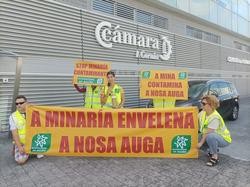 Activistas de Ecoloxistas en Acción levan botellas de auga recollida das verteduras das minas de San Fins e Touro á sede da Cámara Oficial Mineira de Galicia, e convidan a bebela ao representante deste organismo / Ecoloxistas en Acción - Arquivo