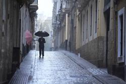 Transeuntes baixo os seus paraugas durante a intensa choiva. A 11 de outubro de 2024, en Cádiz (Andalucía, España).. Joaquin Corchero - Europa Press / Europa Press