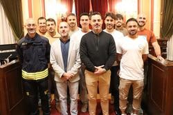 O alcalde de Ourense, Gonzalo Pérez Jácome, e o concelleiro de Seguridade Cidadá, Antonio Fernández, cos 10 condutores bombeiros recentemente incorporados como interinos.. CONCELLO DE OURENSE