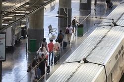 Varias persoas nunha estación de Renfe / Jesús Hellín - Europa Press / Europa Press