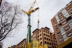 Un guindastre xunto a un edificio en construción propiedade dunha inmobiliaria. Alejandro Martínez Vélez / Europa Press