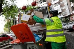 Arquivo - Un operario de recollida de residuos protexidos con máscara extrae caixas de cartón dun cubo de lixo para triturarlas nun camión de lixo durante o seu traballo de limpeza nunha rúa da capital durante o día 33 do estado de alarma, e. Jesús Hellín - Europa Press - Arquivo / Europa Press