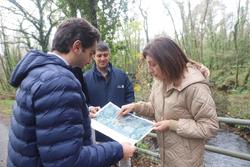 A conselleira de Medio Ambiente e Cambio Climático, ÁngelesVázquez, na visita a Oroso para supervisar as obras na canle do río Carboeiro / Europa Press