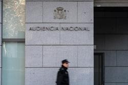 Arquivo - Un axente de Policía Nacional camiña fronte á Audiencia Nacional, a 8 de xaneiro de 2024, en Madrid (España).. Diego Radamés - Europa Press - Arquivo / Europa Press