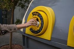 Un aro dotado de tecnoloxía punteira transforma o colector amarelo en intelixente / ECOEMBES - Arquivo