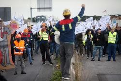 Os traballadores de Alcoa realizan un corte na Autovía A8 á altura de Ribadeo / CARLOS CASTRO - Arquivo