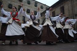 Agrupación folclórica galega vestida co traxe tradicional galego bailando / EUROPA PRESS - Arquivo