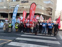 Concentración de funcionarios ante a sede de Muface na Coruña para pedir o mantemento do sistema.. SINDICATOS