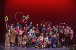 Foto final grupal de tódolos artistas e institucións do circo que participaron na gala dos primeiros premios Novo Circo Galego Manu Lago / Arquivo