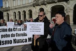 Varias persoas durante unha marcha  na Coruña, pola recuperación da Casa Cornide, en mans dos Franco / M. Dylan 