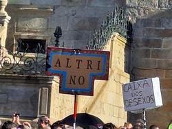 Cartaz contra Altri na manifestación de Compostela / Inés Álvarez