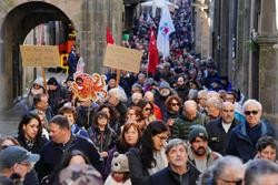 Centos de persoas durante unha nova protesta contra a empresa de celulosa Altri, a 15 de decembro de 2024, en Santiago de Compostela, A Coruña, Galicia (España). Hoxe ten lugar unha nova mobilización ao berro de ?Altri non? en contra do proxecto indu. Álvaro Ballesteros - Europa Press / Europa Press