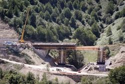 Arquivo - Varios guindastres traballan na reconstrución dos viadutos de Castro na Autovía do Noroeste, A-6, a 31 de xullo de 2023, en Lugo, Galicia (España). As obras de reconstrución dos viadutos de Castro na Autovía do Noroeste, A-6 conti. Carlos Castro - Europa Press - Arquivo / Europa Press