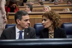 O presidente do Goberno, Pedro Sánchez e a vicepresidenta primeira e ministra de Facenda, María Jesús Montero, durante unha sesión de control ao Goberno, no Congreso dos Deputados, a 18 de decembro de 2024, en Madrid (España).. Jesús Hellín - Europa Press / Europa Press